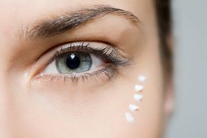 Эффективный уход за кожей вокруг глаз